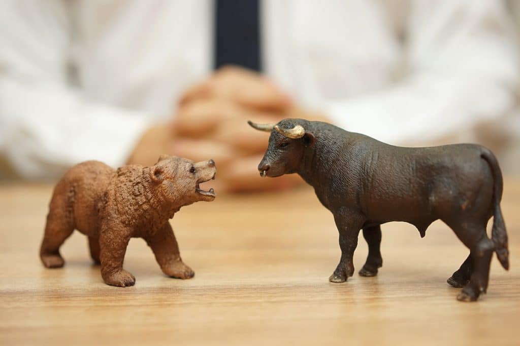 How to calculate volatility: A bear and a bull figurine sitting on a desk